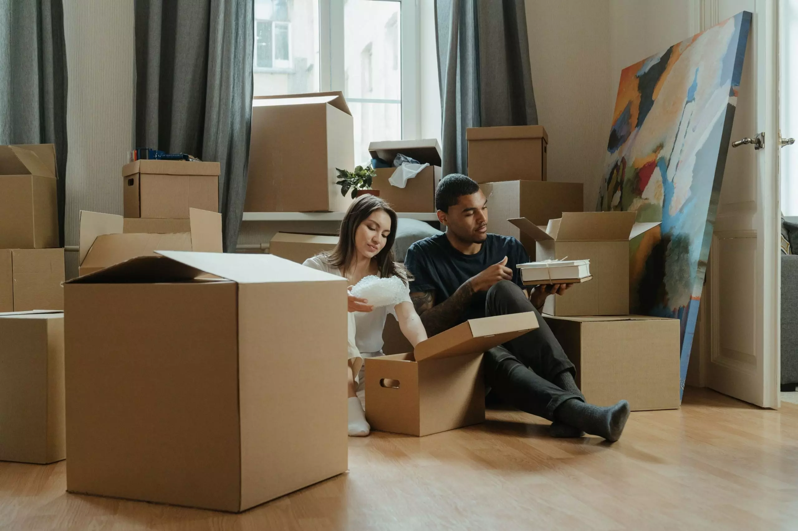 un couple faisant leurs cartons de déménagement